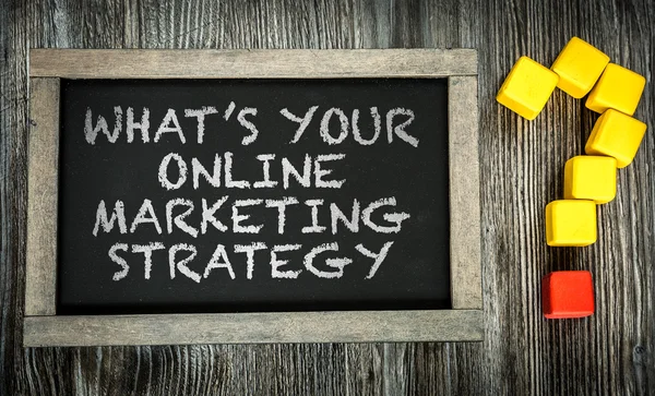 Qual é a sua estratégia de marketing online? em chalkboard — Fotografia de Stock