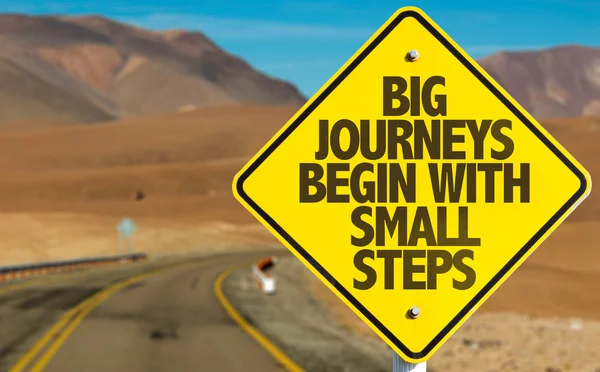 Большие путешествия начинаются со знака "Маленькие шаги" — стоковое фото