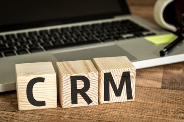 Bir tahta küpleri yazılı Crm