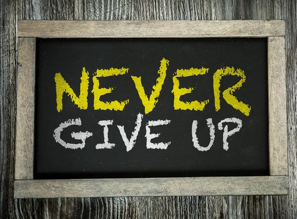 Never Give Up on chalkboard — Stock Photo, Image