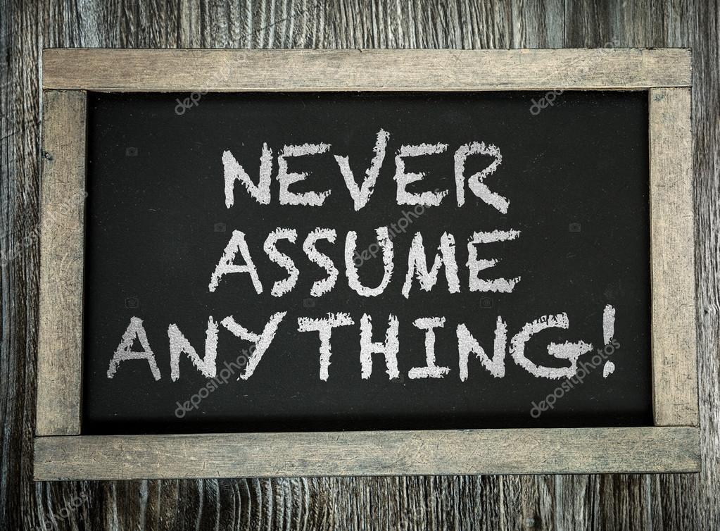 Ne jamais supposer quoi que ce soit sur le tableau image libre de droit