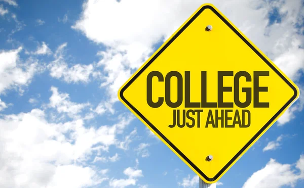 College Just Ahead segno — Foto Stock