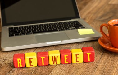 Retweet bir tahta küpleri yazılı