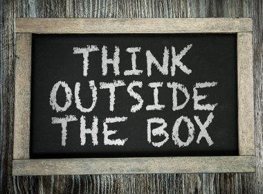 Dışarıda kara tahta üzerinde belgili tanımlık kutu düşünüyorum