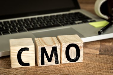 Bir tahta küpleri yazılı Cmo