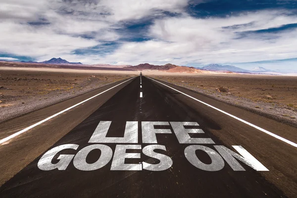 Life Goes On geschreven op weg — Stockfoto