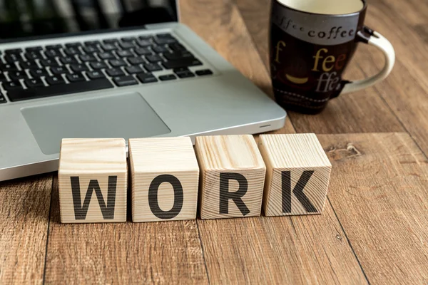 Werk geschreven op een houten kubussen — Stockfoto