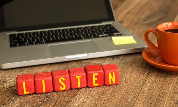 Luister geschreven op een houten kubussen — Stockfoto