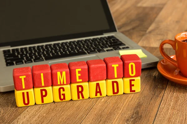 Zeit für ein Upgrade auf Würfel — Stockfoto