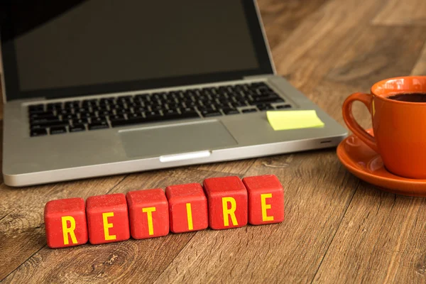 Retire-se escrito em um cubos de madeira — Fotografia de Stock