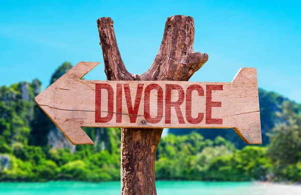 Divorce wooden arrow — Stock Photo, Image