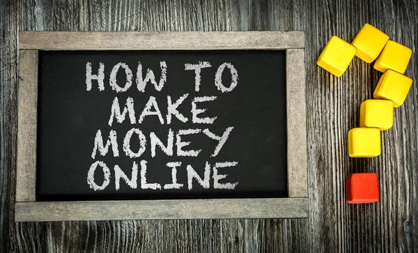 Πώς να κερδίσετε χρήματα Online; σε πίνακα κιμωλίας — Φωτογραφία Αρχείου