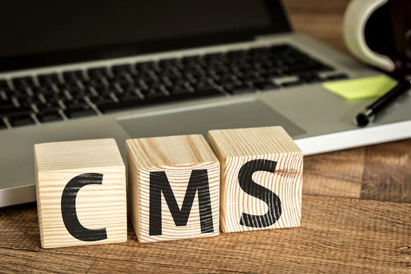 Cms escrito en cubos de madera — Foto de Stock