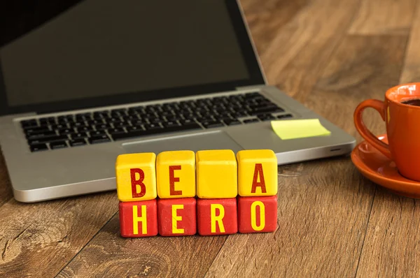 Seja um herói escrito em cubos — Fotografia de Stock