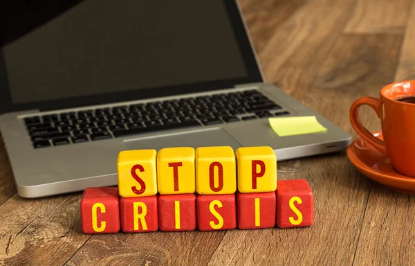 Stop Crisis geschreven op kubussen — Stockfoto