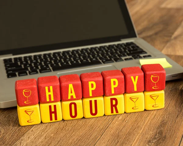 Happy Hour γραμμένο σε κύβους — Φωτογραφία Αρχείου