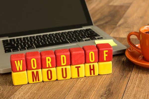 Word of Mouth geschreven op kubussen — Stockfoto