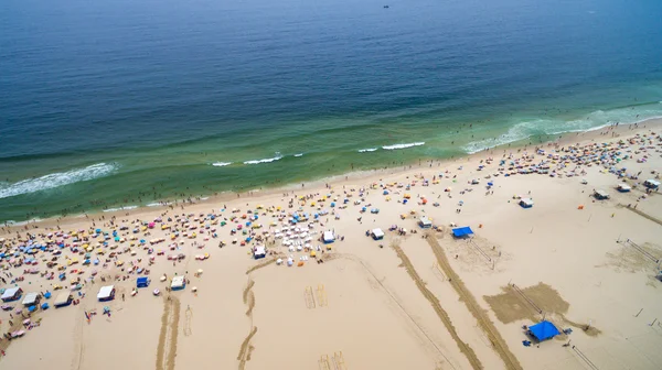 Menschenmenge an einem Strand — Stockfoto