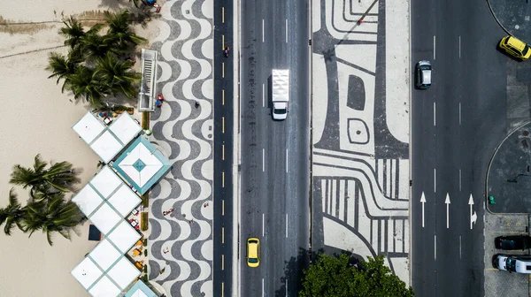 Praia de Copacabana com mosaico de calçada — Fotografia de Stock