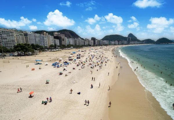 Multitud de personas en la playa de Copacabana — Foto de Stock