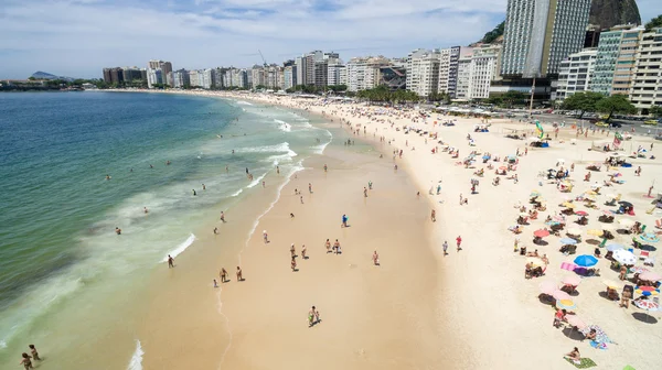 Multidão de pessoas na praia de Copacabana — Fotografia de Stock