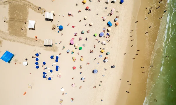 Multidão de pessoas em uma praia — Fotografia de Stock