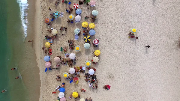 Une foule de gens sur une plage — Photo