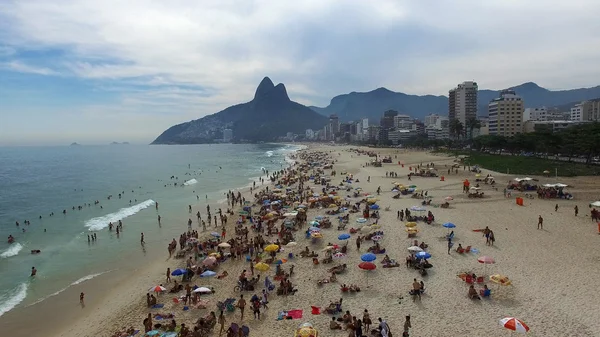 Multitud de personas en la playa de Ipanema — Foto de Stock