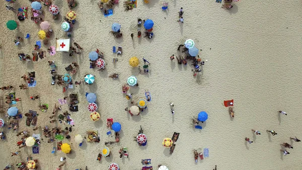 Menigte van mensen op een strand — Stockfoto