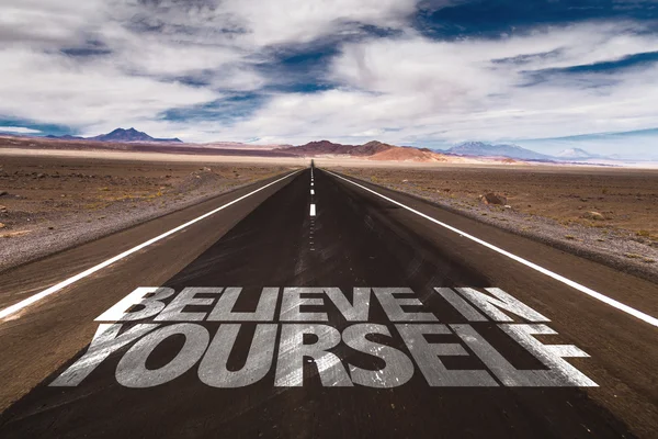 Acredite em si mesmo escrito na estrada — Fotografia de Stock