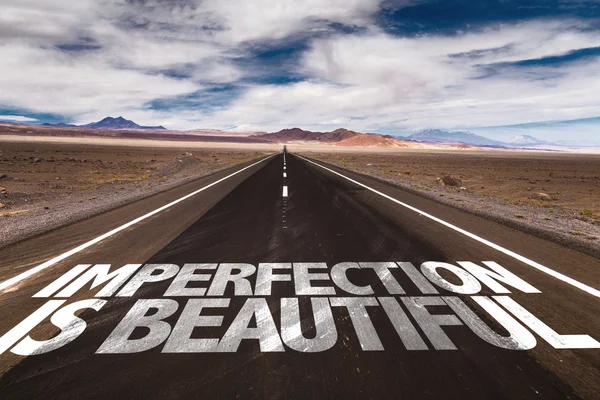 Niedoskonałość jest piękny napisane na drodze — Zdjęcie stockowe