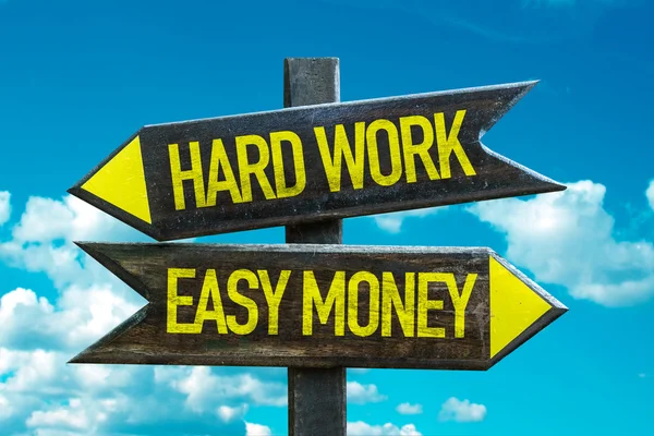 Hard werken - gemakkelijk geld wegwijzer — Stockfoto