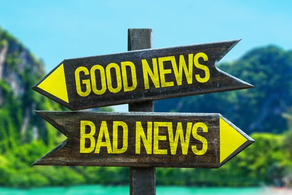 Dobra wiadomość - złe wieści drogowskaz — Zdjęcie stockowe