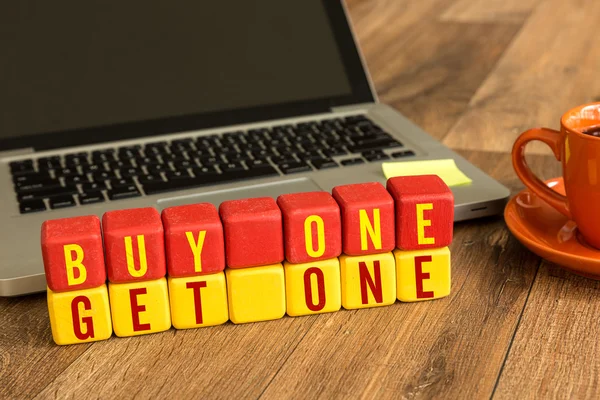 Buy One Get One geschreven op kubussen — Stockfoto