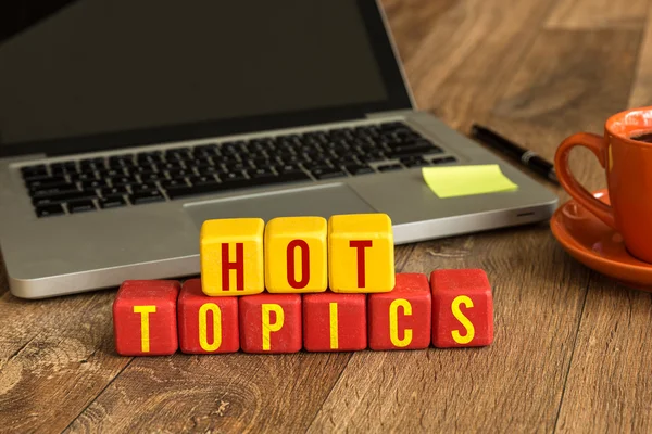 Hot Topics geschreven op kubussen — Stockfoto