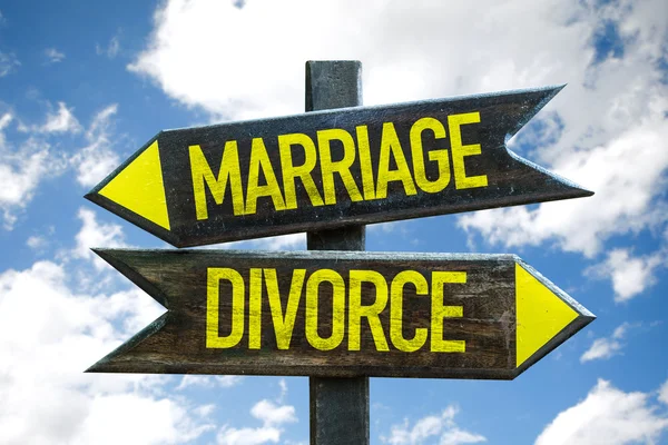 Marriage - Divorce signpost — Stock Photo, Image