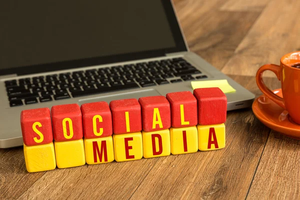 Sociala medier skrivit på en trä kub i ett skrivbord — Stockfoto