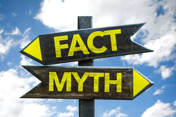 Fact - Myth signpost — Stock Photo, Image