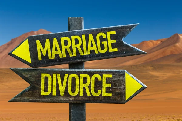 Marriage - Divorce signpost — Stock Photo, Image