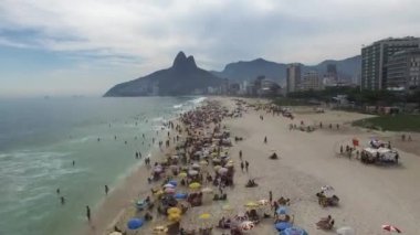 Ipanema Plajı üzerinde insan kalabalığı