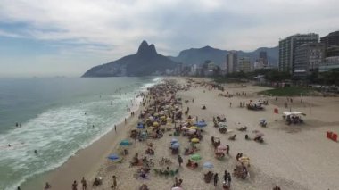 Ipanema Plajı üzerinde insan kalabalığı