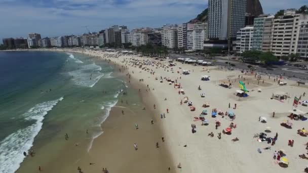 Multidão de pessoas na praia de Copacabana — Vídeo de Stock