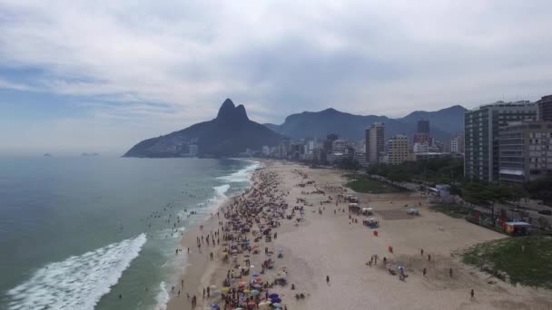 Skara människor på stranden Ipanema — Stockvideo