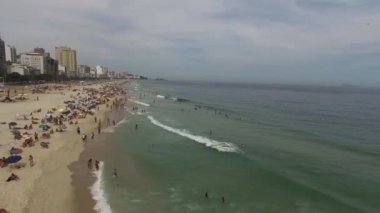 Ipanema Plajı üzerinde insan kalabalığı