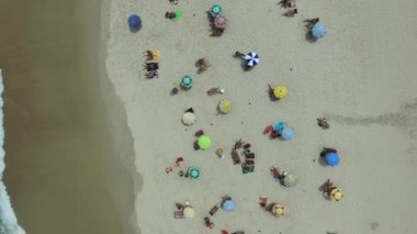 Kalabalığın bir plajda