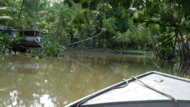 Amazon nehri üzerinde tekne seyahat