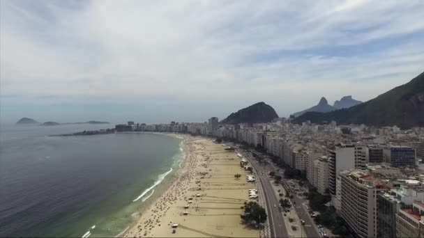 Menigte van mensen op Copacabana Beach — Stockvideo