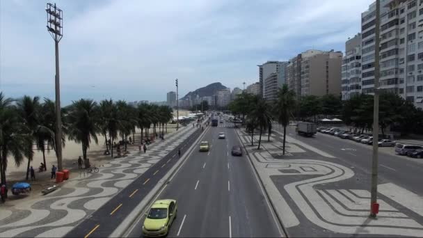 Copacabana acera y playa — Vídeo de stock