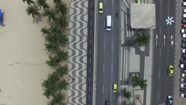 Playa de Copacabana con mosaico de acera — Vídeos de Stock