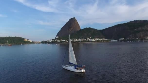 Segelbootfahrt in der Guanabara-Bucht — Stockvideo